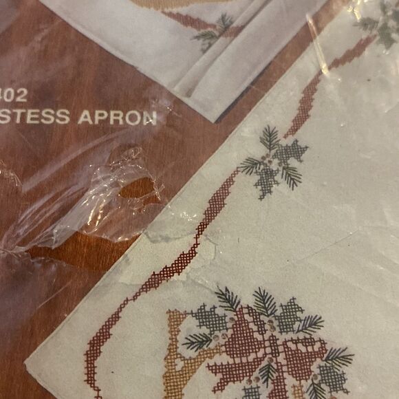 Bucilla Christmas Heirloom Holiday Horn Stamped Cross Stitch TABLE RUNNER 82401 - Picture 5 of 5